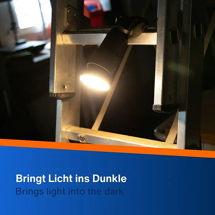 LED-Steckdosenspot - Ø x H: 6,3 x 10,4 cm, Weiß, 10 W, 1.000 lm, Dimmbar - Lichtdurchflutete Szene mit einer schwarzen Leuchte, die an einer silbernen Leiter befestigt ist und den Bereich erhellt.