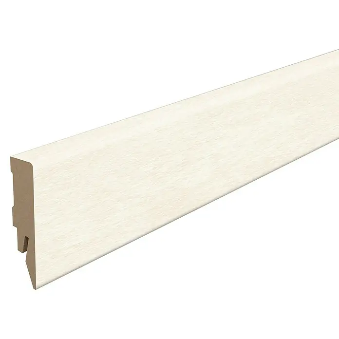 Egger Sockelleiste Cubical L674 Cremona Marmor - 240 cm x 14 mm x 58 mm, MDF - Detailansicht einer weißen Sockelleiste mit profilierter Kante, ideal für Bodenabschlüsse und Raumgestaltung.