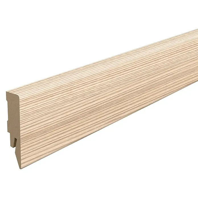 Egger Sockelleiste Cubical L679 Alexandria Pinie - 240 cm x 14 mm x 58 mm, MDF - Detailaufnahme einer Sockelleiste mit Holzstruktur, ideal für stilvolle Bodenabschlüsse und eine elegante Raumgestaltung.