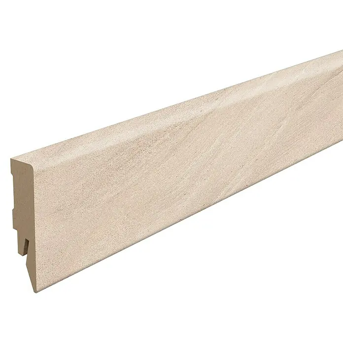 Egger Sockelleiste Cubical L687 Calvia Stein sandgrau - 240 cm x 14 mm x 58 mm, MDF - Detaillierte Aufnahme einer beigen Sockelleiste, die sich ideal für die stilvolle Gestaltung von Innenräumen eignet.