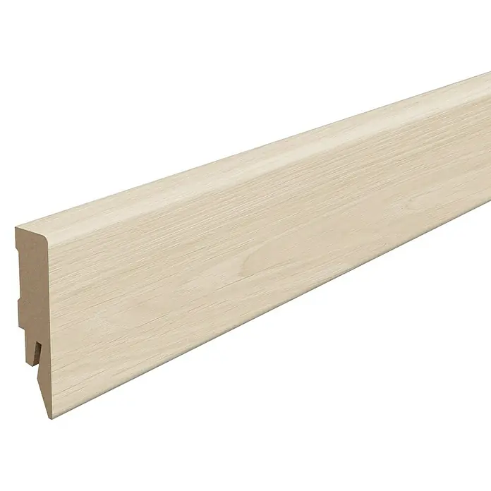 Egger Sockelleiste Cubical L715 Camden Eiche weiss - 240 cm x 14 mm x 58 mm, MDF - Profilansicht einer hellen, modernen Holzfußleiste mit abgerundeter Kante und praktischer Nut für die Kabelverlegung.