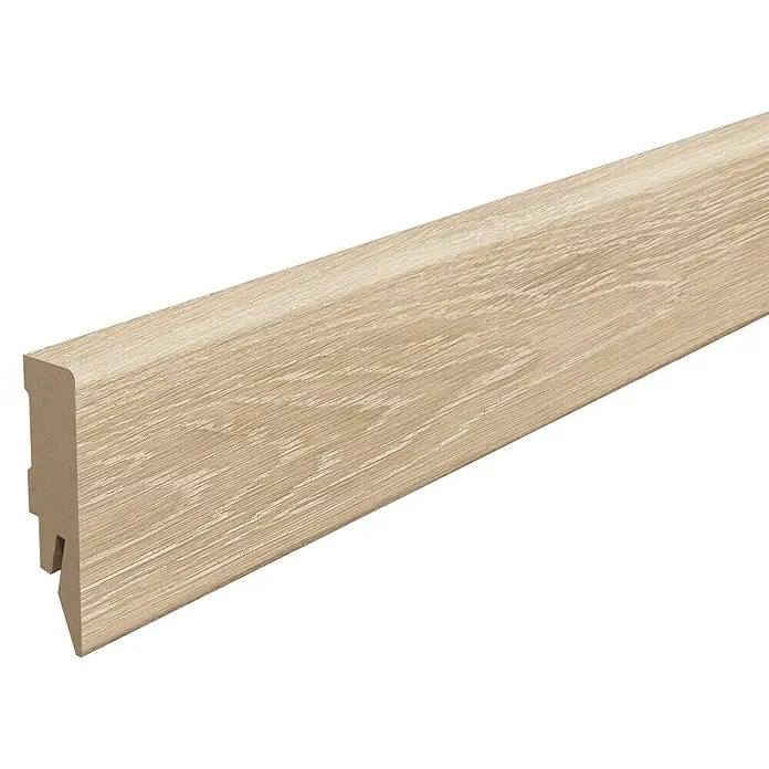 Egger Sockelleiste Cubical L737 Newport Eiche hellgrau - 240 cm x 14 mm x 58 mm, MDF - Detailaufnahme einer Sockelleiste in Eicheoptik mit abgerundeter Kante und Nut-Feder-System für eine einfache Montage und saubere Wandabschlüsse.