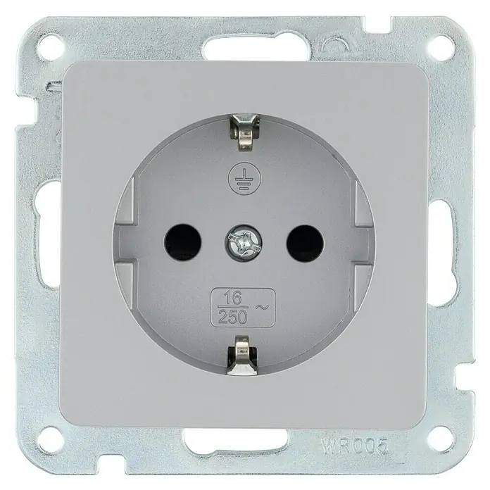 Luceco Oxford Enchufe Schuko - Plata, 16 A - Primer plano de un enchufe para el mercado europeo, con una potencia de 16 A y 250 V.
