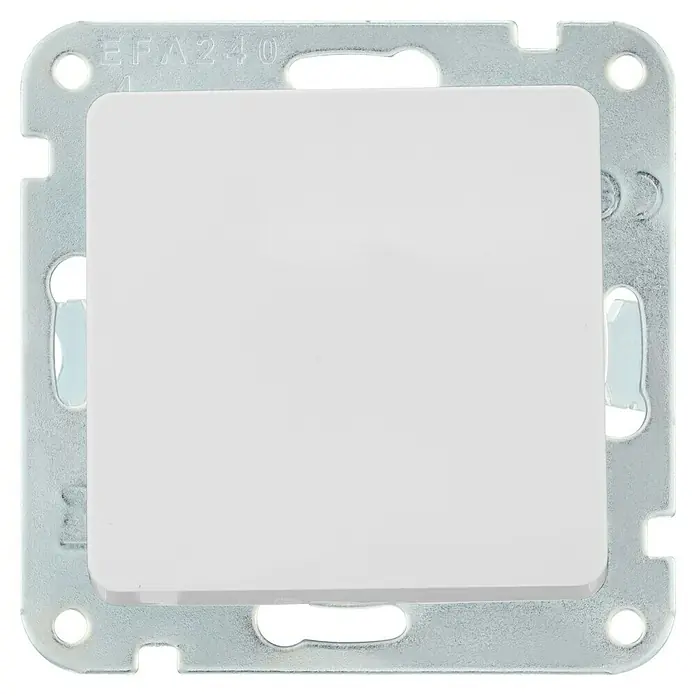 Luceco Oxford Cruzamiento - Blanco, Mate, Montaje en la pared, 10 A - Un primer plano de un solo interruptor de luz blanco con un marco metálico, que muestra un diseño minimalista y moderno.