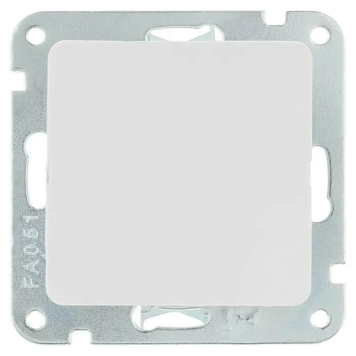 Luceco Oxford Tapa ciega - Blanco, Plástico, Montaje en la pared - Primer plano de un interruptor de luz blanco con marco plateado, que muestra la instalación eléctrica moderna.