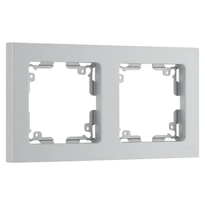 Luceco Oxford Marco - Plata, Mate, Montaje en la pared, x 2 - Un primer plano de un marco doble blanco para interruptores o enchufes, ideal para interiores modernos.