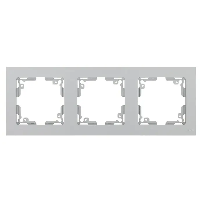Luceco Oxford Marco - Plata, Mate, Montaje en la pared, x 3 - Primer plano de una cubierta de interruptor de luz blanca de 3 bandas con bordes transparentes para una apariencia moderna.