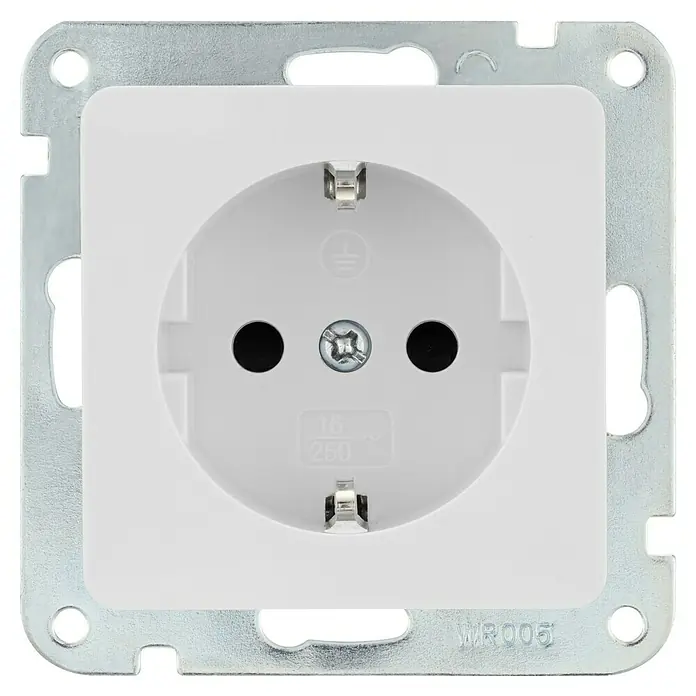 Luceco Oxford Enchufe Schuko - Blanco, 16 A - Primer plano de una toma de corriente Schuko blanca con marco plateado, adecuada para conexiones de alimentación europeas estándar.