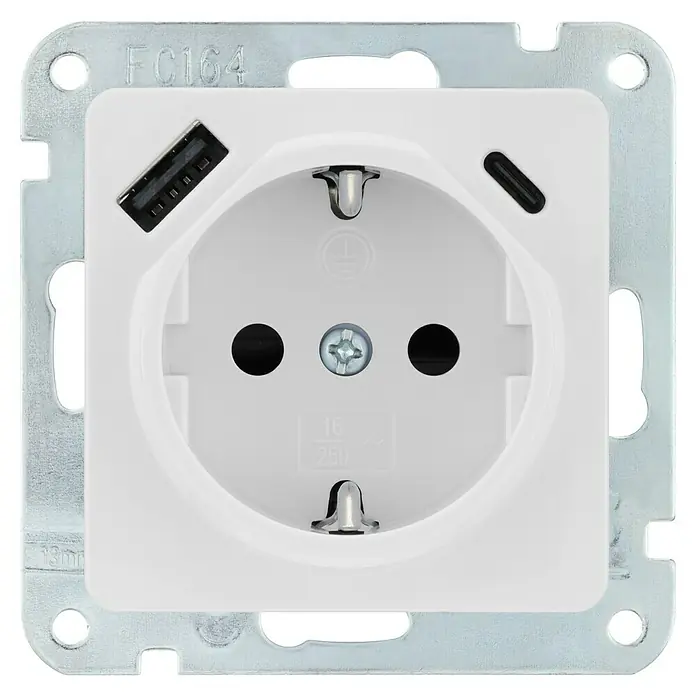 Luceco Oxford Enchufe con USB - Blanco, Plástico, Montaje en la pared - Primer plano de una toma de corriente blanca con puertos USB, integrada en un marco plateado, ideal para soluciones de energía modernas.