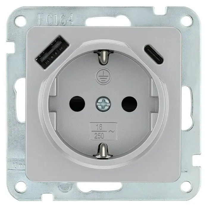 Luceco Oxford Enchufe con USB - Plata, Plástico, Montaje en la pared - Primer plano de una toma de corriente gris con puertos USB y USB-C, con marco metálico.