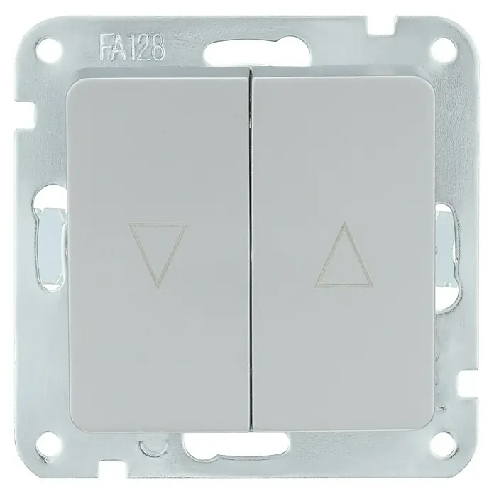 Luceco Oxford Tecla de control de persiana - Plata, 10 A, Atornillado - Primer plano de un interruptor de persiana enrollable con dos botones y símbolos triangulares en un marco plateado.