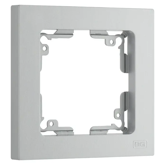 Luceco Oxford Marco - Plata, Mate, Montaje en la pared, x 1 - Primer plano de un soporte de pared BG, diseñado para la instalación de dispositivos eléctricos. El soporte es blanco y tiene forma cuadrada.