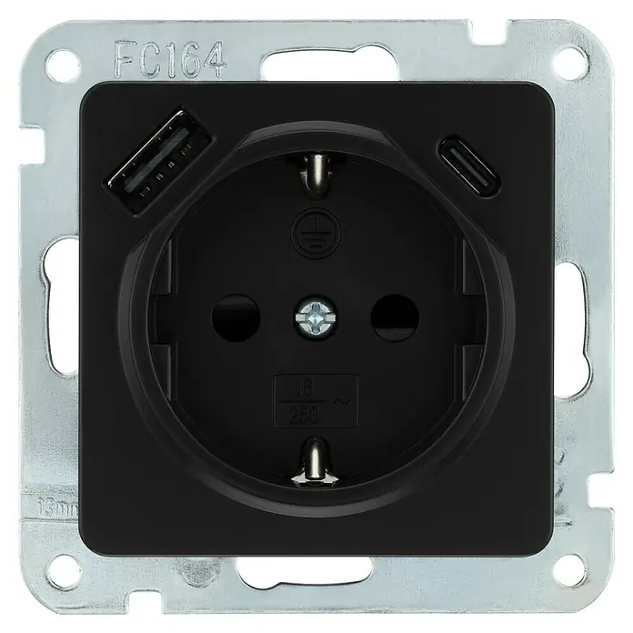 Luceco Oxford Enchufe con USB - Negro, Plástico, Montaje en la pared - Enchufe negro con puertos USB y USB-C en marco plateado.