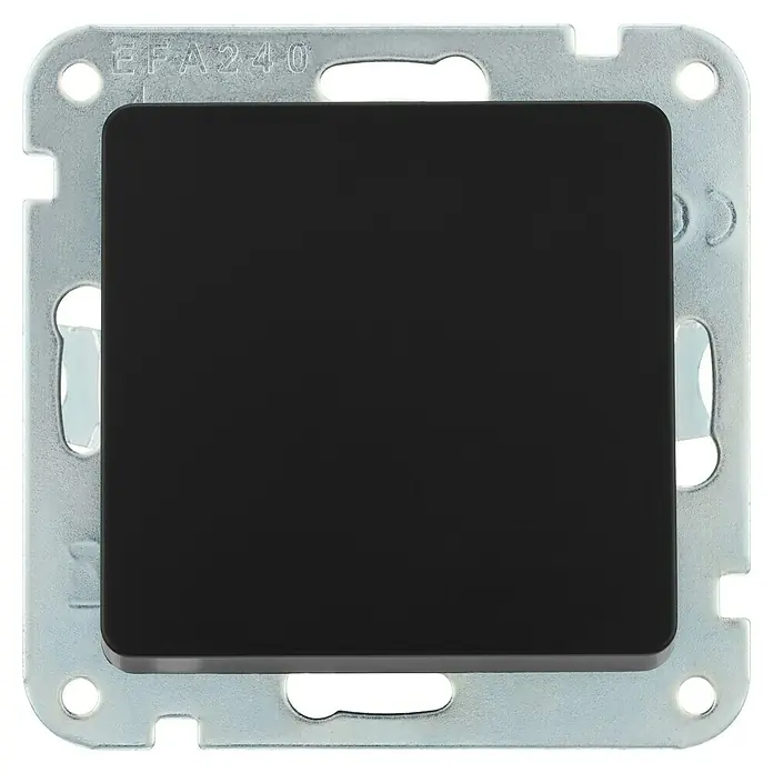 Luceco Oxford Cruzamiento - Negro, Mate, Montaje en la pared, 10 A - Interruptor de luz negro EFA240 con marco color plata. El interruptor es cuadrado y está montado al ras en un soporte metálico.