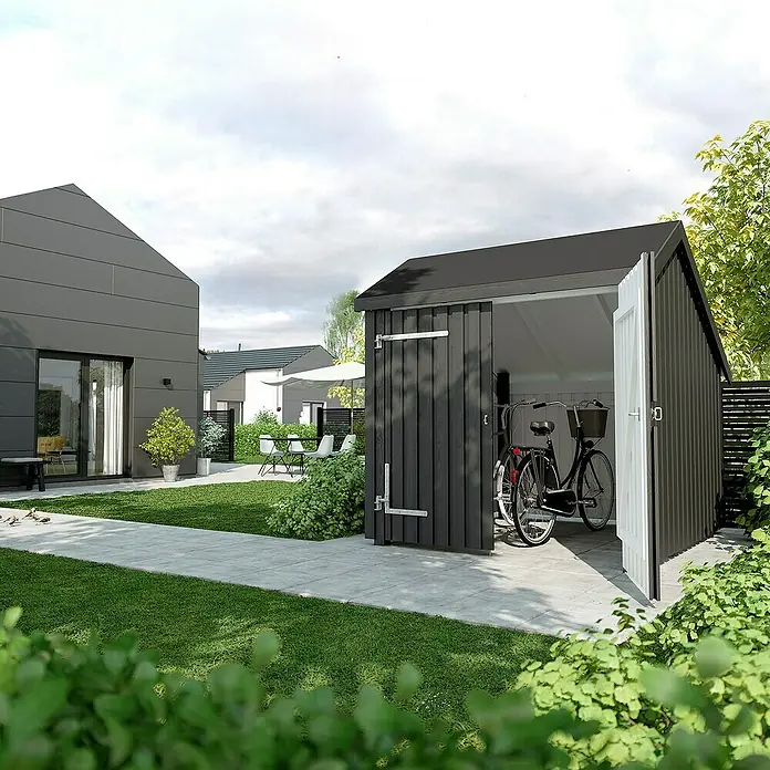 Plus Universal-Unterstand Für Fahrräder - Holz, Geschlossen inkl. H-Pfostenanker, Dachpappe und Aluleisten - Schwarzer Holzschuppen mit geöffneter Tür, der ein Fahrrad in einem modernen Garten mit Haus und Terrasse zeigt.
