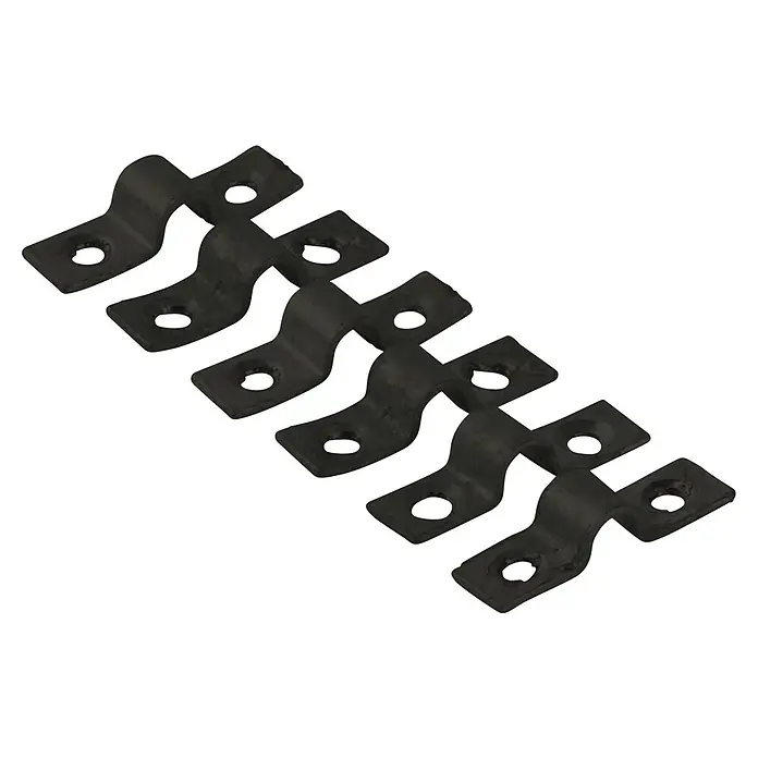 Plus Rohrschelle zur Befestigung von Plus Wandspalier - Schwarz (RAL 9005), Stahl - Nahaufnahme von vier schwarzen Rohrschellen, die diagonal auf einem schwarzen Schachbrettmuster angeordnet sind.