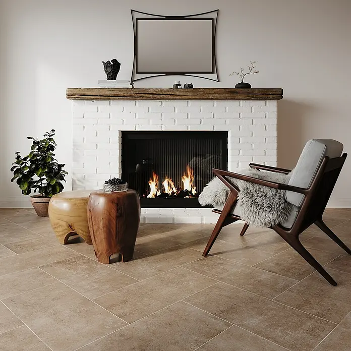 My Home Feinsteinzeugfliese - 30 x 60 cm, Taupe, Matt - Innenaufnahme eines Wohnzimmers mit Kamin, Sessel und dekorativen Holzhockern auf beigem Fliesenboden.