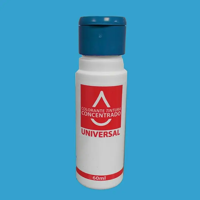 Colorante Concentrado universal - Azul, 60 ml - Una toma cercana de una botella de tinte concentrado universal con tapa azul contra un fondo azul.
