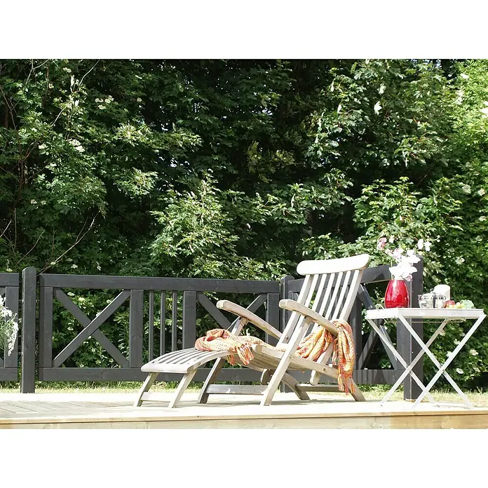 Plus Gartenzaun Schloss - B x H: 180 x 75 cm, Natur - Entspannen Sie sich im Garten mit diesem stilvollen Liegestuhl aus Holz mit einer gemütlichen Decke und einem Beistelltisch mit Blumen und Erfrischungen.