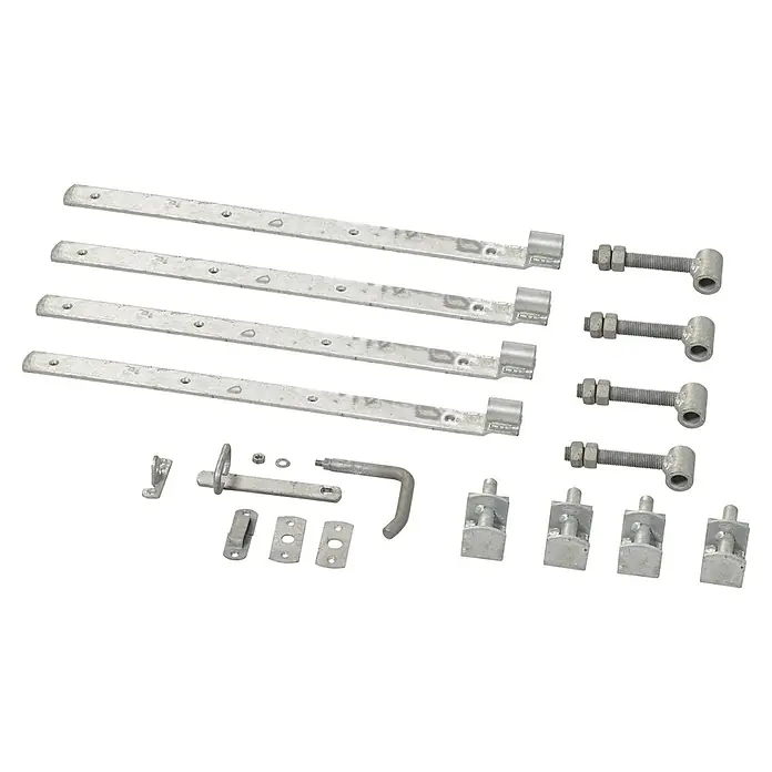 Plus Doppeltorbeschlag Skagen/Retro mit justierbarer Scharnieren - Stahl - Dieses Bild zeigt ein Set von Metall-Torbändern, die für eine robuste und langlebige Befestigung von Toren konzipiert sind. Ideal für den Aussenbereich.