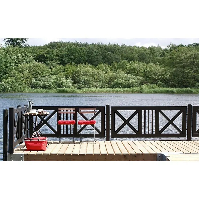 Plus Gartenzaun Schloss - B x H: 180 x 75 cm, Natur - Ein roter Picknickkorb auf einem hölzernen Dock mit Tisch, Stühlen und Blick auf einen ruhigen See und üppiges Grün.