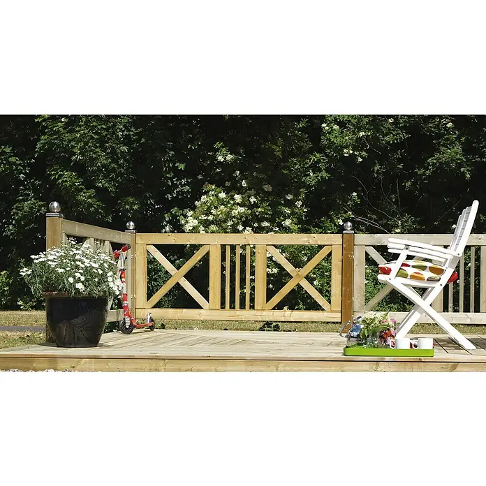 Plus Gartenzaun Schloss - B x H: 180 x 75 cm, Natur - Eine Terrasse mit Holzgeländer, einem weißen Stuhl mit Kissen, einem Blumenkasten und einem Roller bietet eine entspannte Atmosphäre im Freien.