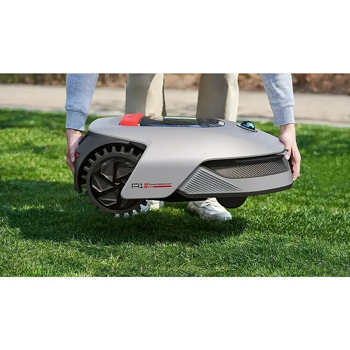 Dreame Mähroboter A1 Pro - 2.000 m², Schnittbreite: 22 cm, Laser-gestützte Navigation, LiDAR - Nahaufnahme eines Robotermähers, der von einer Person auf einem grünen Rasen angehoben wird. Der Fokus liegt auf dem innovativen Design des Mähers.