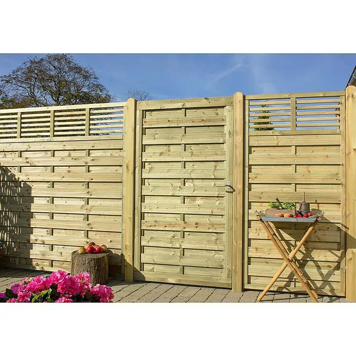Plus Sichtschutzelement Newline - 180 x 180 cm, Natur - Ein stilvoller Holzzaun mit integrierter Tür und dekorativen Elementen. Ideal für den Garten, bietet Privatsphäre und ist ein Hingucker.