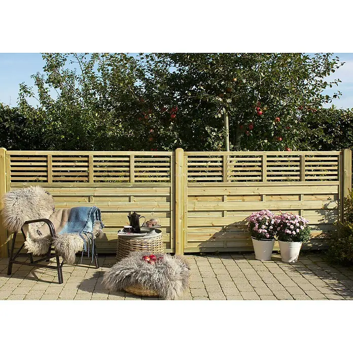 Plus Sichtschutzelement Newline - 180 x 110 cm, Natur - Einladende Gartenszene mit einem stilvollen Holzzaun, der Privatsphäre und natürliche Ästhetik vereint. Dekorative Elemente wie Blumen und Sitzgelegenheiten ergänzen das Ambiente.