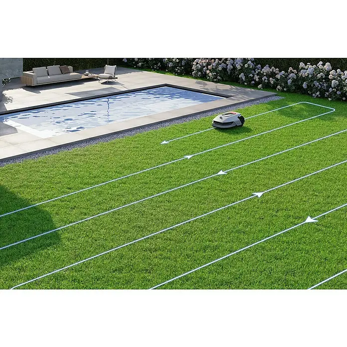 Dreame Mähroboter A1 Pro - 2.000 m², Schnittbreite: 22 cm, Laser-gestützte Navigation, LiDAR - Ein Rasenmähroboter mäht den Rasen in einem Garten mit Pool. Der Roboter folgt einem vorgegebenen Weg, der durch Pfeile auf dem Rasen markiert ist.