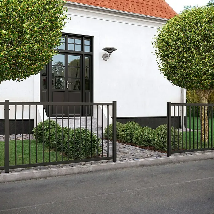 Plus Basic Vorgartenzaun - 150 x 85 cm, Stahl - Außenansicht eines Hauses mit einem schwarzen Zaun, der das Grundstück umgibt und einen modernen Touch verleiht.