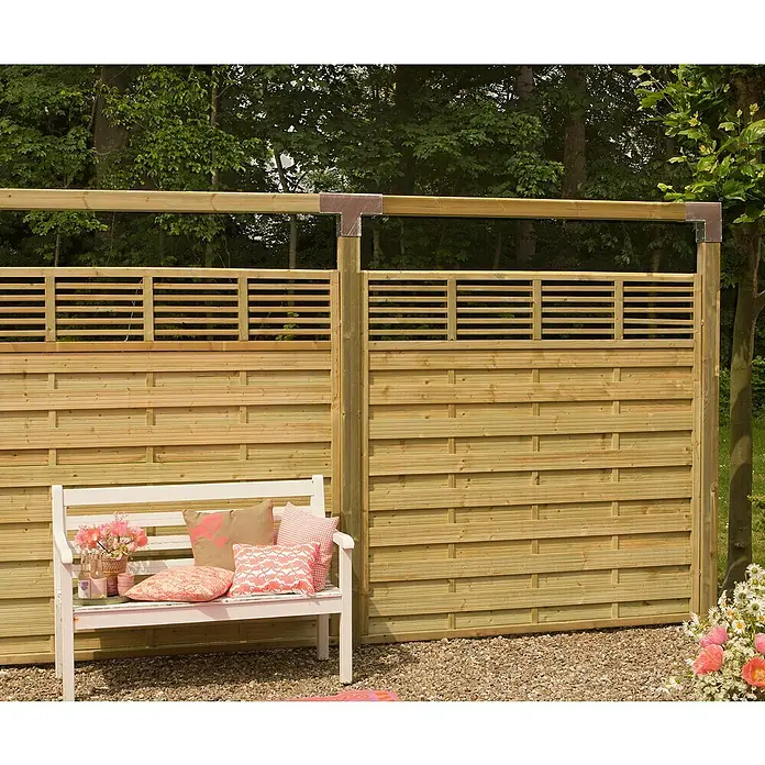 Plus Sichtschutzelement Newline - 180 x 180 cm, Natur - Ansicht eines hölzernen Gartenzauns mit dekorativer Bank davor, der Privatsphäre und Ästhetik im Garten vereint.