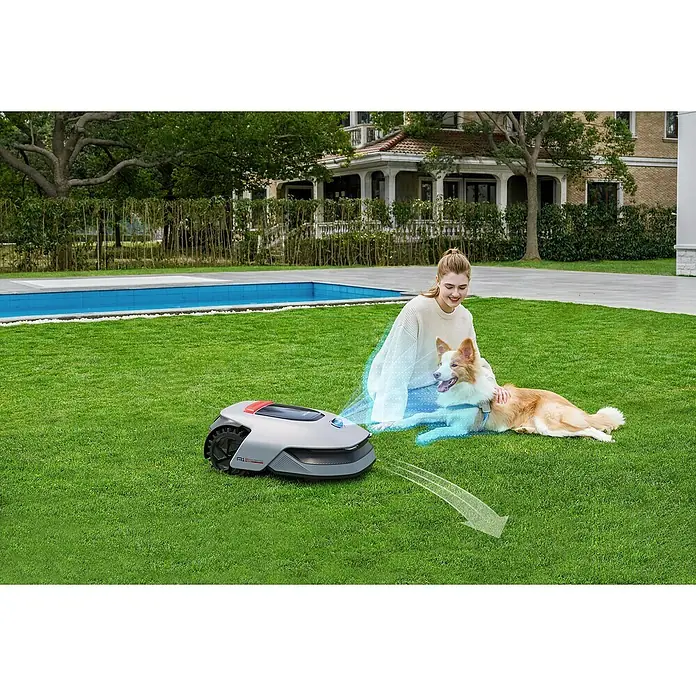 Dreame Mähroboter A1 Pro - 2.000 m², Schnittbreite: 22 cm, Laser-gestützte Navigation, LiDAR - Intelligenter Rasenmäher mit Frau und Hund auf dem Rasen. Der Rasenmäher sorgt für einen gepflegten Rasen ohne Aufwand.