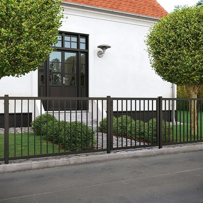 Plus Basic Vorgartenzaun - 150 x 85 cm, Stahl - Ein schlanker Metallzaun in Anthrazit mit senkrechten Streben umgibt ein modernes Haus und bietet sowohl Sicherheit als auch eine ästhetische Abgrenzung.