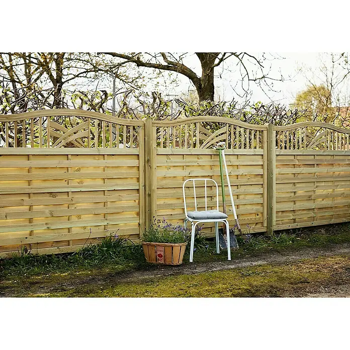 Plus Sichtschutzelement Rondo - 180 x 150 cm, Natur - Außenaufnahme eines dekorativen Gartenzauns aus hellem Holz, der einen Gartenbereich begrenzt und Privatsphäre bietet.