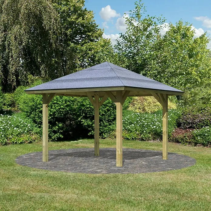 Karibu Pavillon Bergen 1 - 338 x 338 cm, Schiefergrau, Natur - Ein hölzerner Pavillon mit einem grauen Dach, der auf einer gepflasterten Fläche in einem Garten steht. Das Produkt ist für den Außenbereich gedacht.