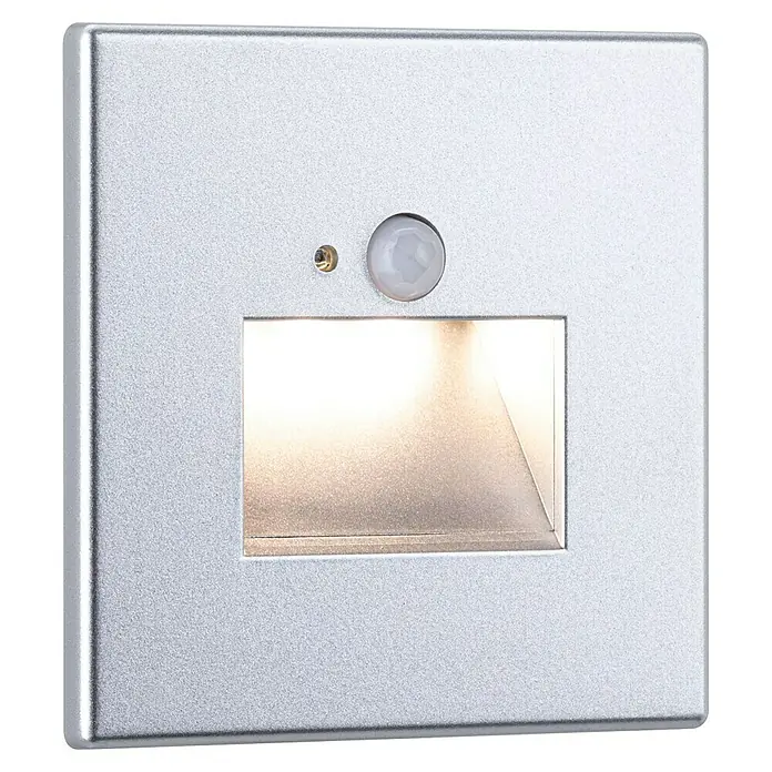 Paulmann LED-Wandstrahler - 2,2 W, L x B x H: 4,2 x 8 x 8 cm, Chrom matt, Warmweiß - Nahaufnahme einer quadratischen, silbernen LED-Stufenleuchte mit Bewegungsmelder. Das Licht ist warm und einladend.