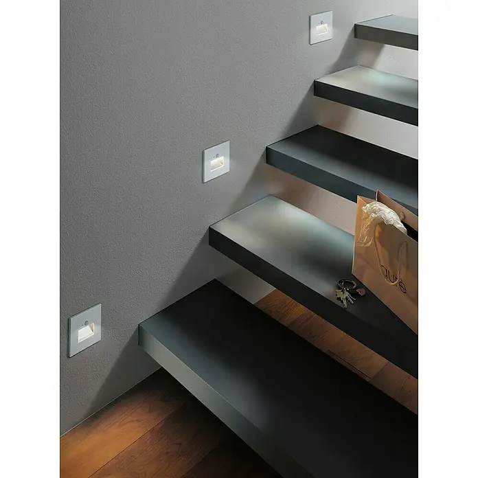 Paulmann LED-Wandstrahler - 2,2 W, L x B x H: 4,2 x 8 x 8 cm, Weiß, Warmweiß - Treppenhaus mit modernen, eingelassenen Wandleuchten, die für eine stilvolle und sichere Beleuchtung sorgen.