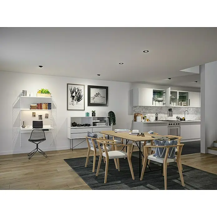 Paulmann LED-Einbauspot - Warmweiß, Durchmesser: 10,5 cm, Schwarz, 1 Stk. - Esszimmer mit Holztisch und Stühlen auf einem dunklen Teppich, ergänzt durch ein Regal und eine Küchenzeile im Hintergrund.
