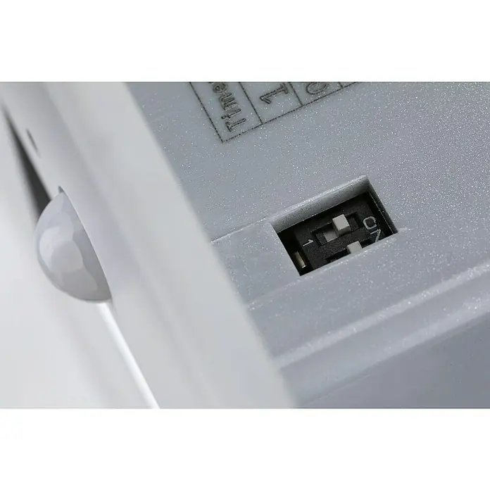 Paulmann LED-Wandstrahler - 2,2 W, L x B x H: 4,2 x 8 x 8 cm, Weiß, Warmweiß - Nahaufnahme eines weißen Bewegungsmelders, der einen kleinen Schalter mit den Optionen "1" und "ON" zeigt.