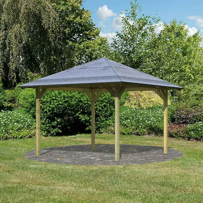 Karibu Pavillon Cordoba - 357 x 297 cm, Schiefergrau, Natur - Eine elegante Gartenlaube mit grauem Dach und Holzpfosten auf einem gepflasterten Untergrund, umgeben von Grün.