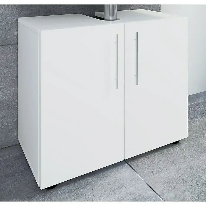 VCM Flandu II Waschtischunterschrank - B x T x H: 60,2 x 29,6 x 50,7 cm, Weiß, Matt - Dieser Artikel zeigt einen weißen Waschbeckenunterschrank mit zwei Türen und silbernen Griffen auf einem grauen gefliesten Boden.