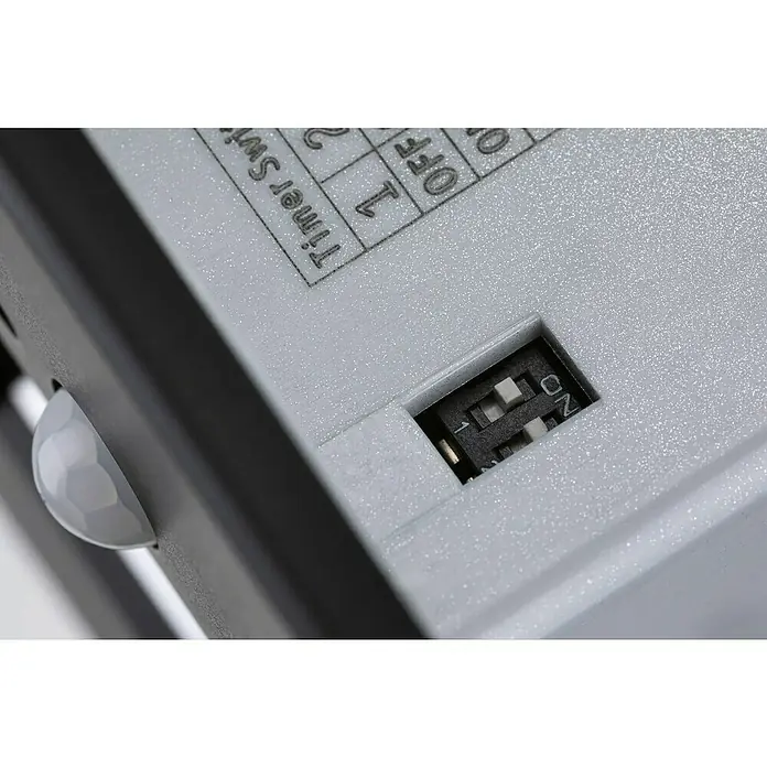 Paulmann LED-Wandstrahler - 2,2 W, L x B x H: 4,2 x 8 x 8 cm, Schwarz, Warmweiß - Detailaufnahme einer Zeitschaltuhr mit einem Schalter auf "ON" und einem Bewegungsmelder, der die Funktionalität hervorhebt.