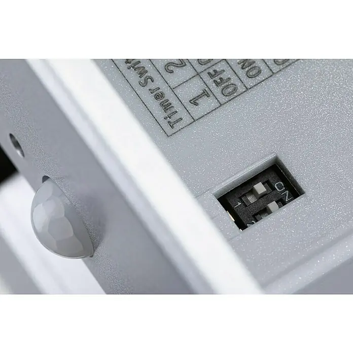 Paulmann LED-Wandstrahler - 2,2 W, L x B x H: 4,2 x 8 x 8 cm, Chrom matt, Warmweiß - Detailaufnahme eines grauen Geräts mit einem Timer-Schalter, der auf "ON" gestellt ist und einem Bewegungsmelder.