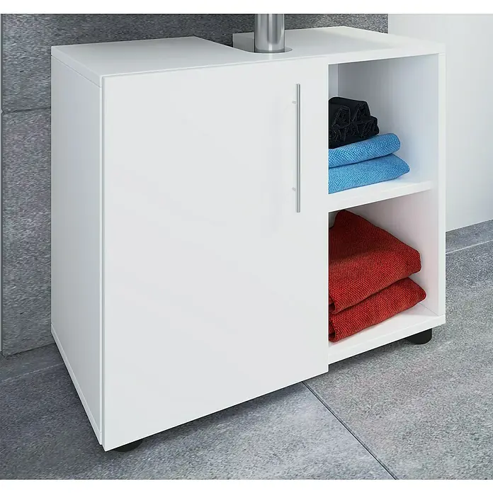 VCM Flandu III Waschtischunterschrank - B x T x H: 60,2 x 29,6 x 50,7 cm, Weiß, Matt - Ein weißer Unterschrank mit einer Tür und offenen Regalen, gefüllt mit farbigen Handtüchern, steht auf einem gefliesten Boden.