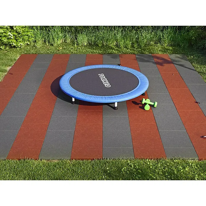 Steckverbinder für Fallschutzmatten 100er Pack - Gesamtstückzahl: 100 Stk., Passend für: Fallschutzmatten - Blaues Minitrampolin mit schwarzer Sprungmatte auf Outdoor-Gummiboden, neben grünen Hanteln.
