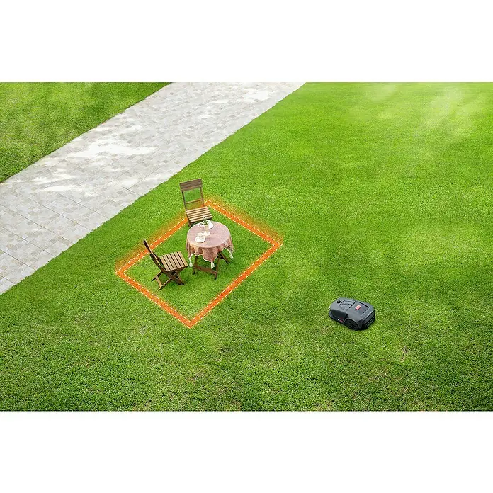 Mova Mähroboter 600 Plus - 600 m², Schnittbreite: 20 cm, Laser-gestützte Navigation, LiDAR - Ein Rasenmähroboter auf einem grünen Rasen in der Nähe einer Sitzecke mit Tisch und Stühlen, die von einem orangefarbenen Rahmen umgeben sind.