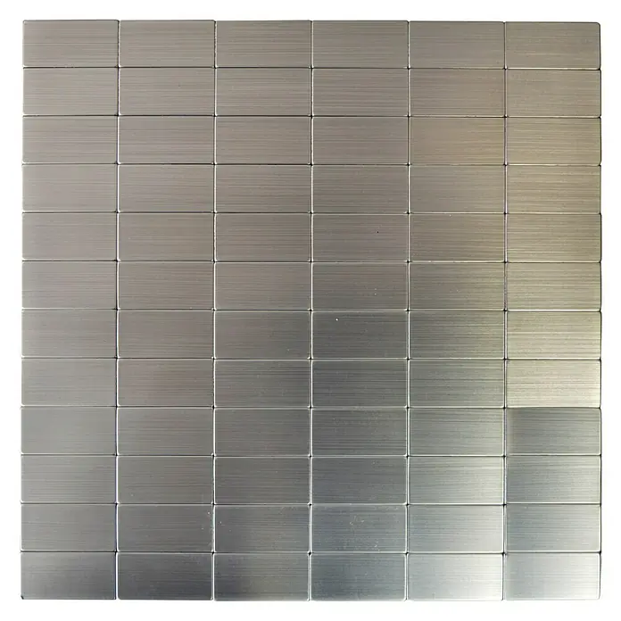 Selbstklebemosaik SAM 4MM50 - 30,5 x 30,5 cm, Silber, Glänzend - Hier ist ein quadratisches Mosaik aus gebürsteten Metallfliesen, die ein modernes und industrielles Aussehen verleihen. Ideal für Küchenrückwände und Akzentwände.