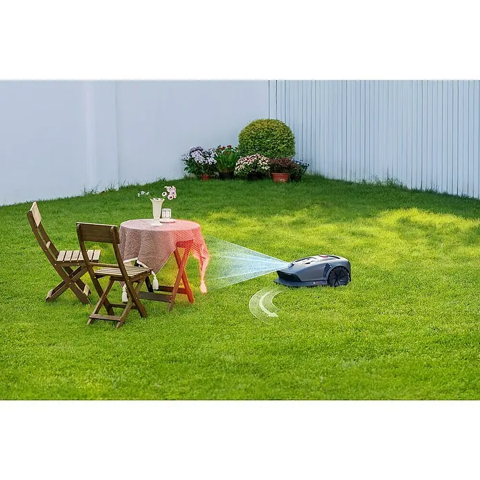 Mova Mähroboter 600 Plus - 600 m², Schnittbreite: 20 cm, Laser-gestützte Navigation, LiDAR - Ein Rasenmähroboter navigiert um einen Gartentisch auf einem grünen Rasen. Perfekt für die mühelose Rasenpflege im Garten.
