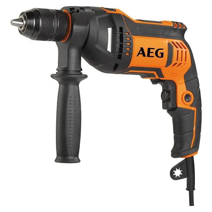 AEG Schlagbohrmaschine SBE 750 RE - 750 W, Schnellspannbohrfutter - Schwarze und orange AEG Schlagbohrmaschine mit strukturierten Griffen und Bohrfutter, horizontal ausgerichtet.